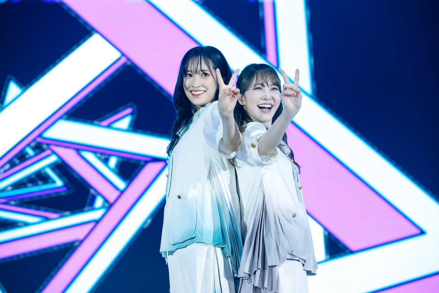 左から佐々木久美、加藤史帆。（撮影：上山陽介）