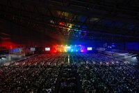 虹色のアリーナ。（撮影：上山陽介）