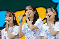 左から高本彩花、佐々木久美、影山優佳。（撮影：上山陽介）