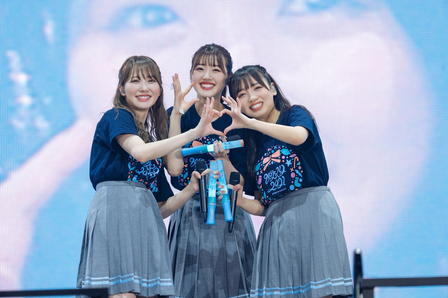 左から加藤史帆、佐々木美玲、齊藤京子。（撮影：上山陽介）