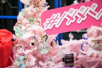 会場に飾られた#ババババンビ仕様のクリスマスツリー。