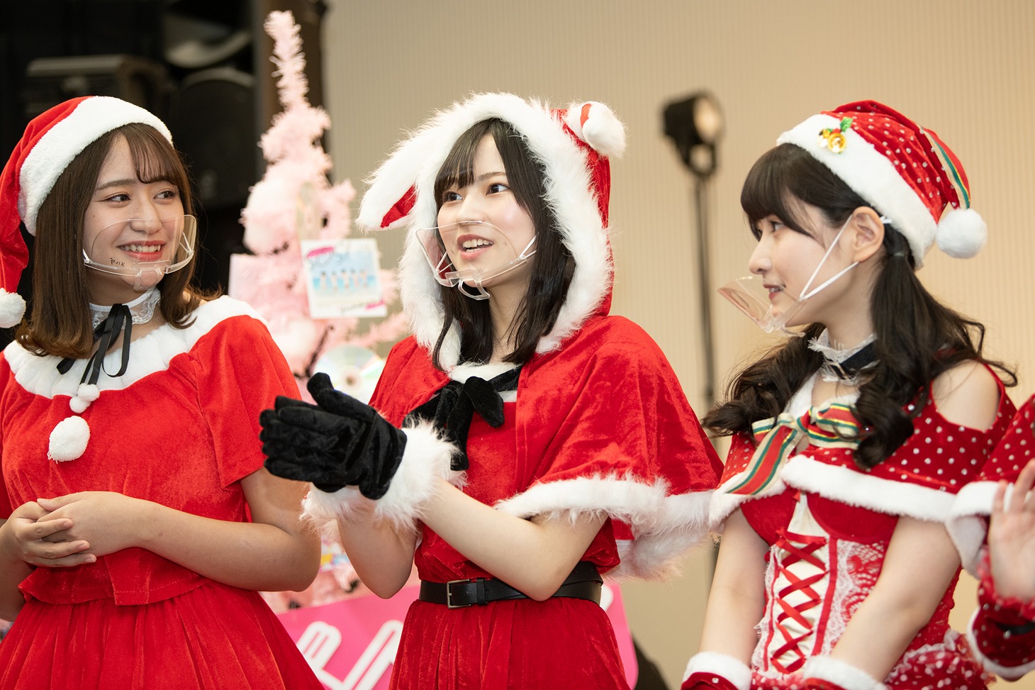 クリスマスの思い出を話す宇咲（中央）。