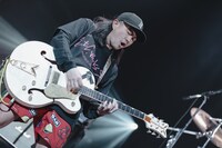 サポートメンバーのKuboty（G, Cho）。（Photo by SARU［SARUYA AYUMI］）