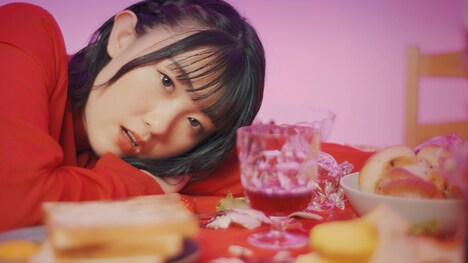 NELN「ストロベリー」ミュージックビデオより。