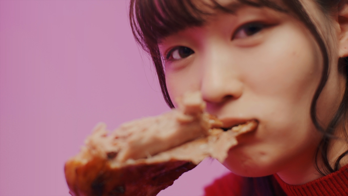 NELN「ストロベリー」ミュージックビデオより。