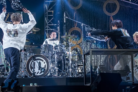 泉大智（DISH// / 奥）に風を送るタクヤ（超特急）とリョウガ（超特急）。