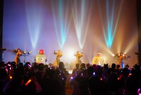 GO TO THE BEDS、シナモロール、ハンギョドンのコラボステージの様子。