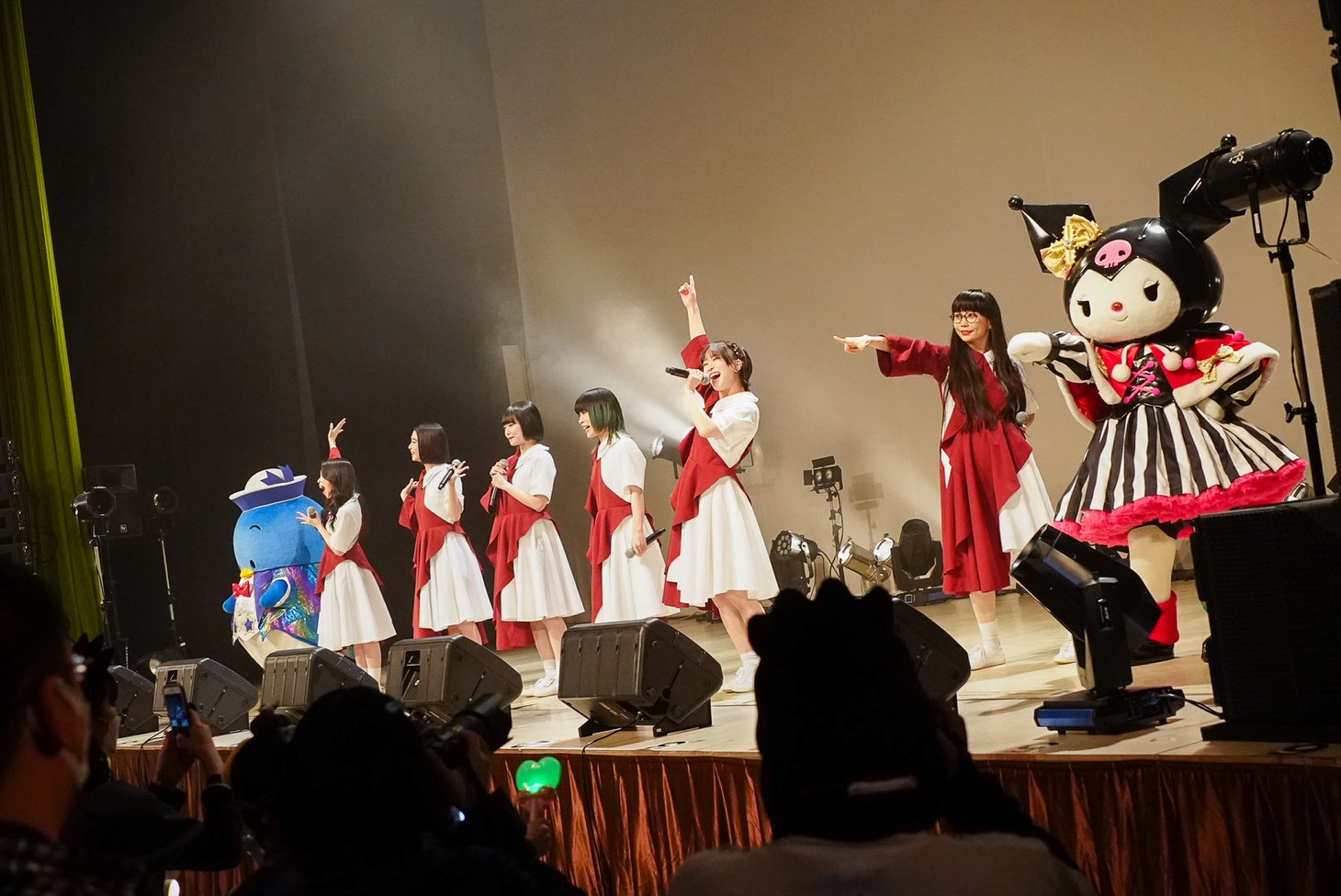 PARADISES、クロミ、タキシードサムのコラボステージの様子。