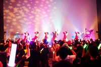 PARADISES、クロミ、タキシードサムのコラボステージの様子。