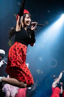 ジャンプする清水理子。