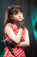 渋い表情でメンバーの話を聞く蛭田愛梨。