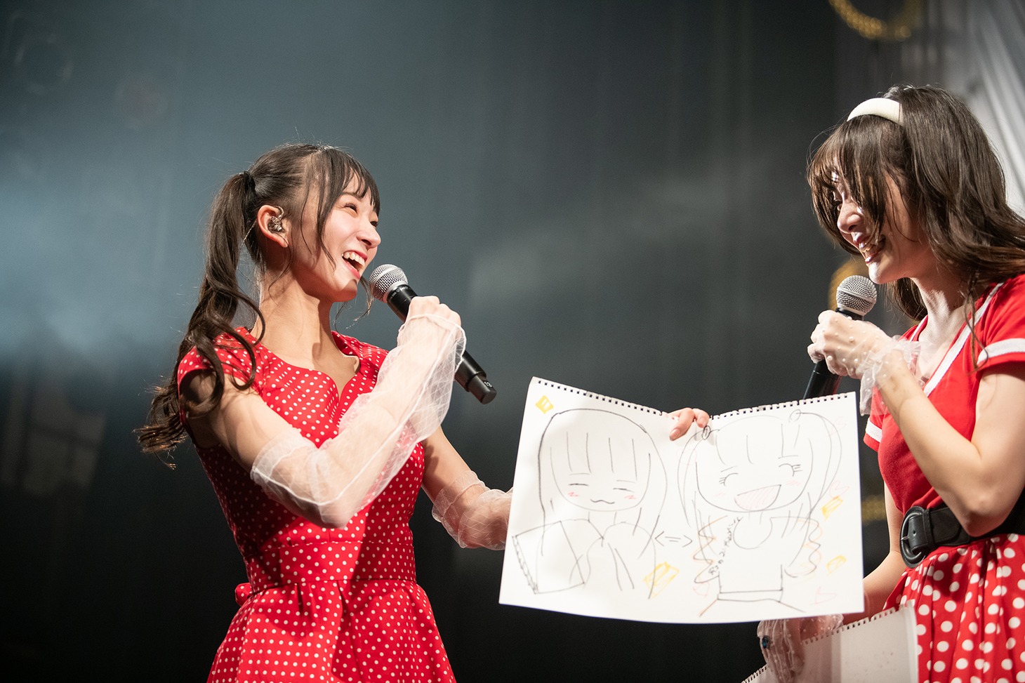 アイドルの自分と普段の自分を比較して描いた神田ジュナ（左）。
