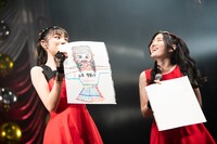 石原愛梨沙（左）の自画像。