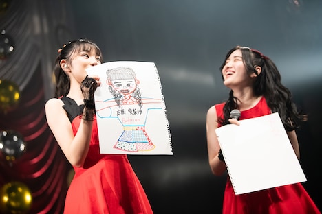 石原愛梨沙（左）の自画像。