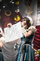 「運転免許が取れました」と伝わりづらいイラストで報告する的場華鈴。学科試験は100点だったとのこと。