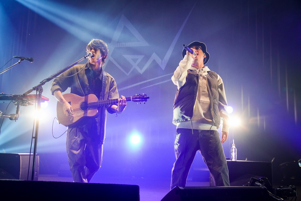 左からReN、Taka（ONE OK ROCK）。（Photo by RUI HASHIMOTO ［SOUND SHOOTER］）