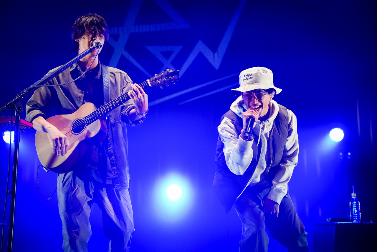 左からReN、Taka（ONE OK ROCK）。（Photo by RUI HASHIMOTO ［SOUND SHOOTER］）