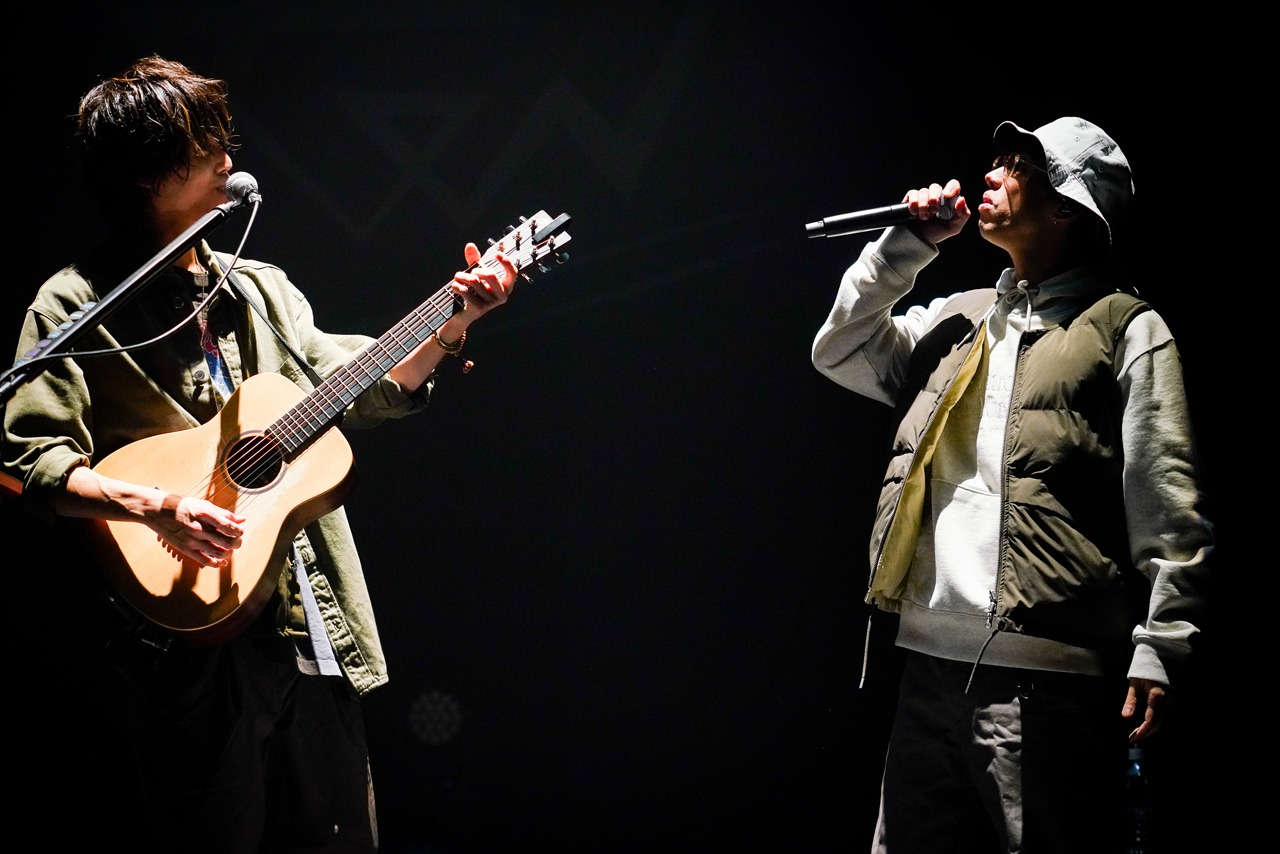 左からReN、Taka（ONE OK ROCK）。（Photo by RUI HASHIMOTO ［SOUND SHOOTER］）