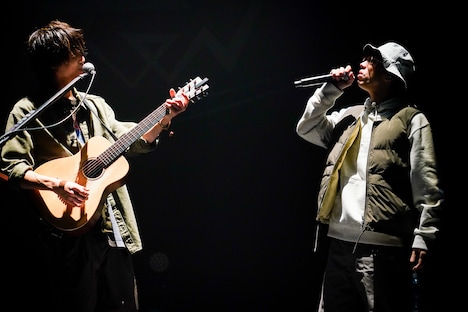 左からReN、Taka（ONE OK ROCK）。（Photo by RUI HASHIMOTO ［SOUND SHOOTER］）