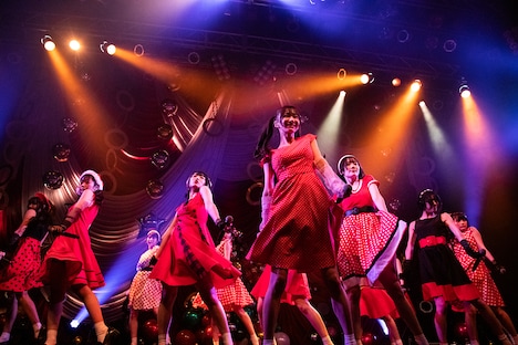 「ジャスナウ！」でセンターに立つ神田ジュナ。