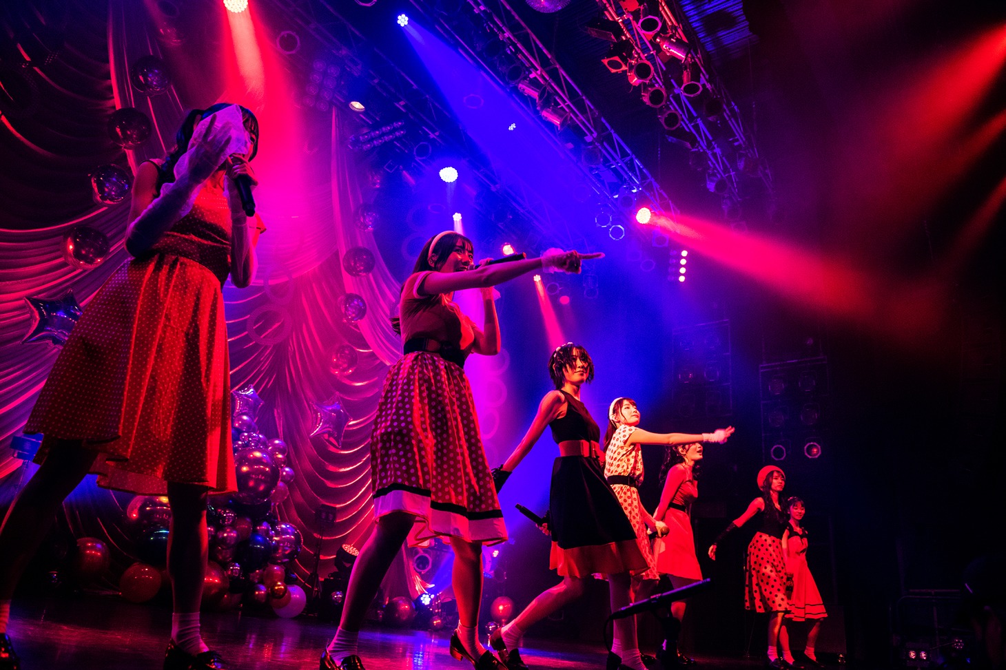 「Black Christmas」を歌う神田ジュナ、鶴見萌、隈本茉莉奈、桐乃みゆ、大塚望由、清水理子、石原愛梨沙（左から）。