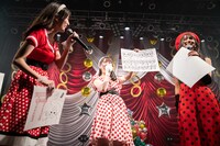 メンバーの似顔絵を披露する桐乃みゆ（中央）。