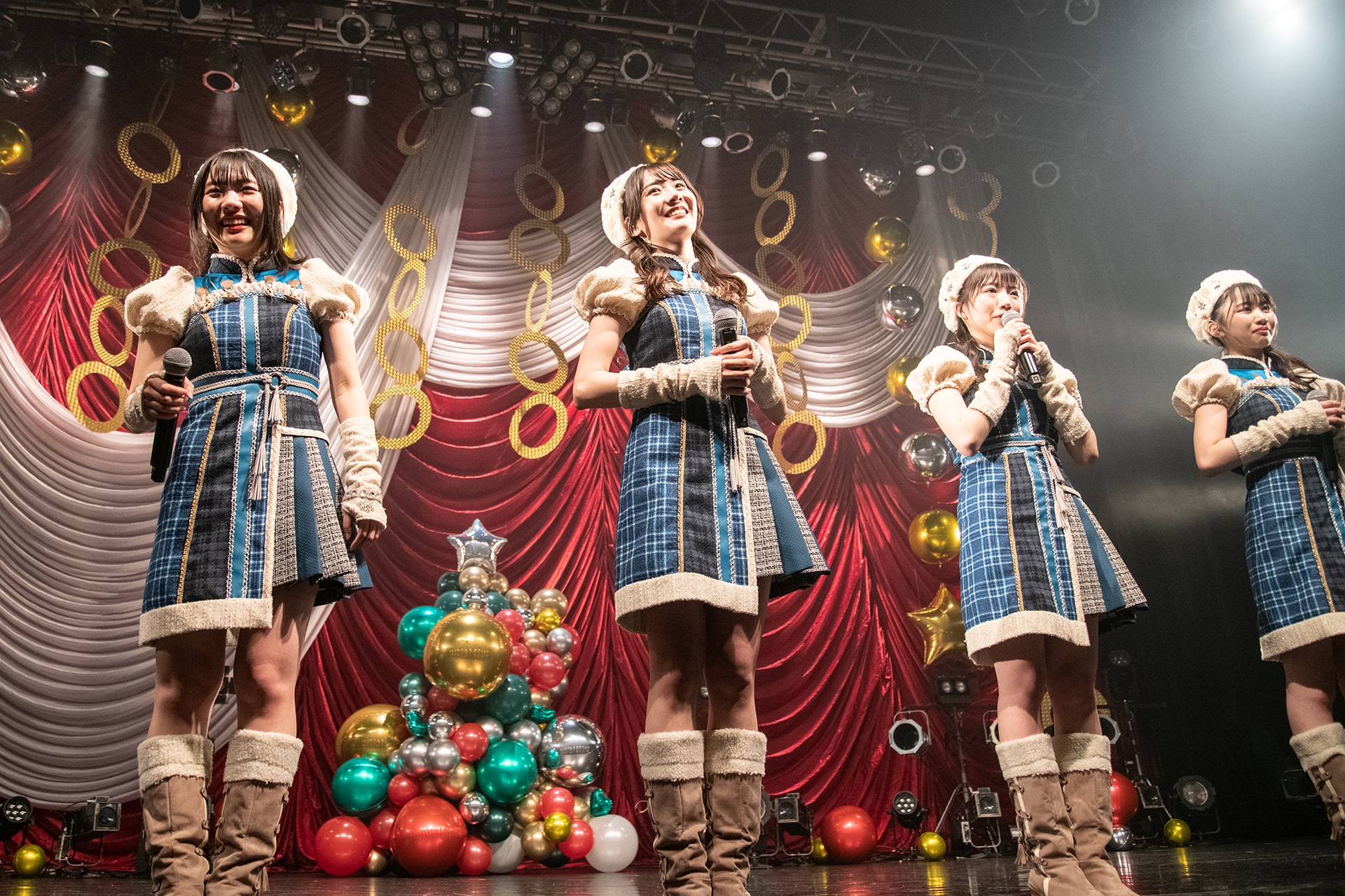 虹コン初期メンバーの的場華鈴、鶴見萌、中村朱里、大和明桜（左から