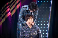 「a kind of love」の曲中、カイ（奥）にあやされるリョウガ（手前）。