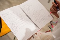 的場記者のノート。（撮影：音楽ナタリー編集部）