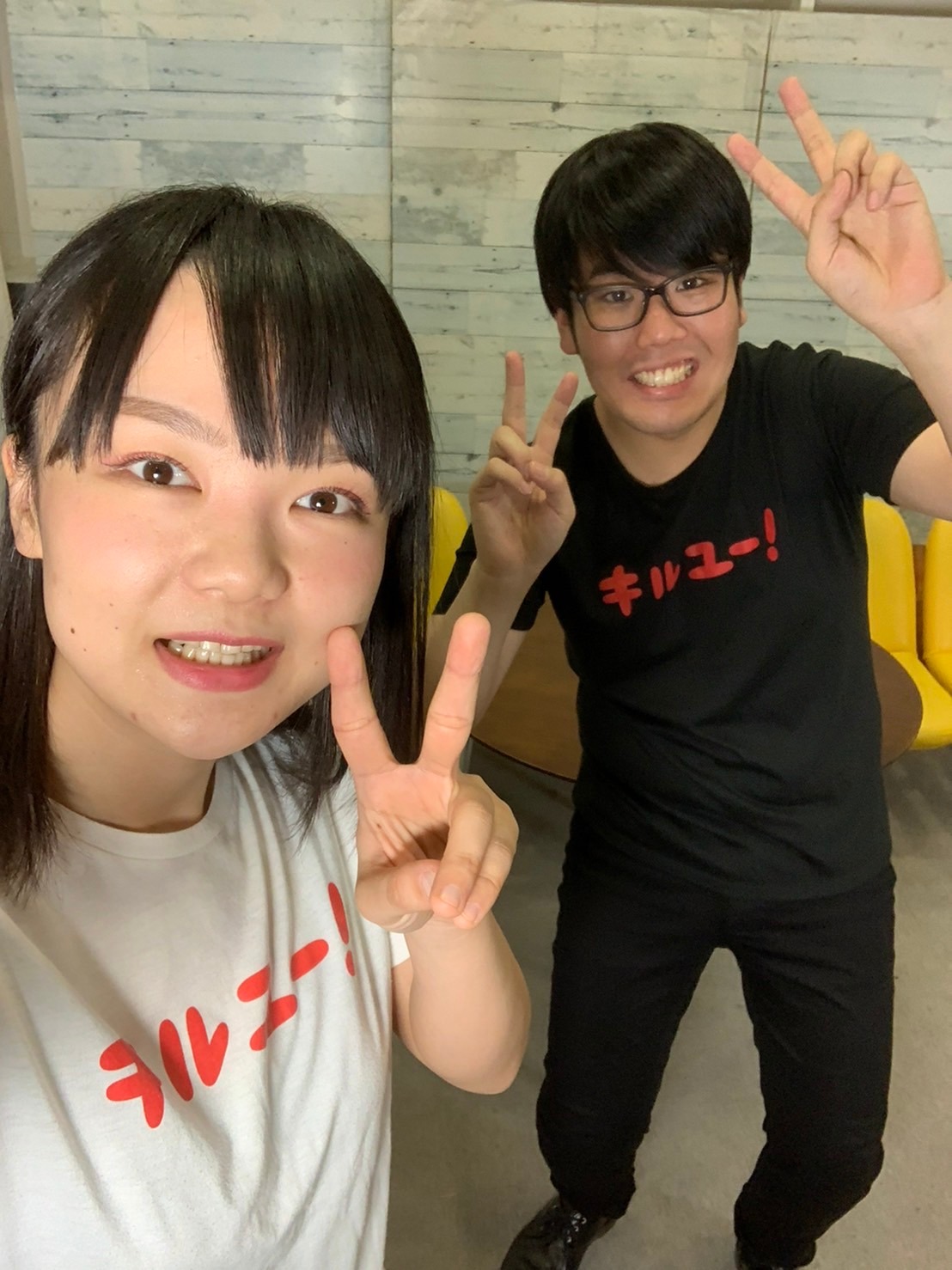 神聖かまってちゃん×ハジメファンタジーのコラボTシャツを着る蛙亭の2人。2015年撮影。（写真提供：中野周平）