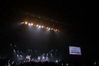 アルバムの発売日とタイトルを告知するエビ中。