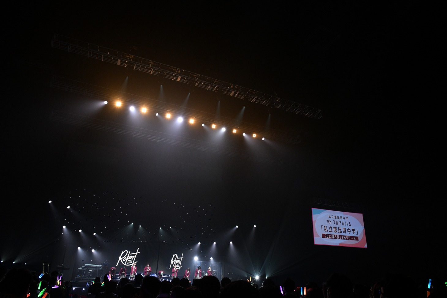 アルバムの発売日とタイトルを告知するエビ中。