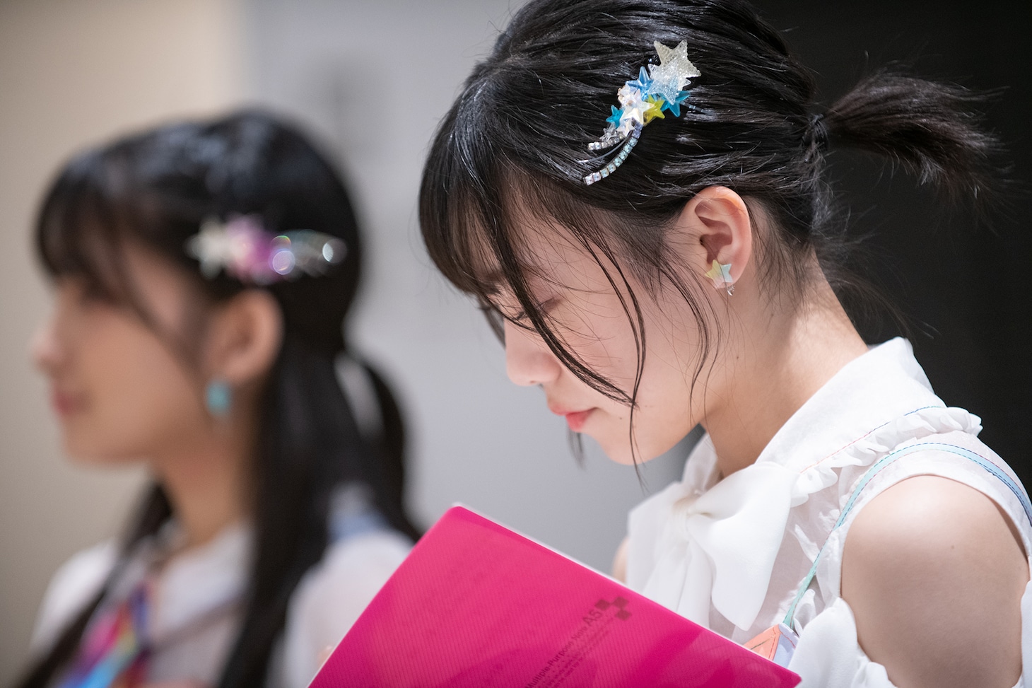真剣な表情でメモを取る的場記者。（撮影：音楽ナタリー編集部）