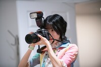 真剣にカメラを構える隈本記者。（撮影：音楽ナタリー編集部）