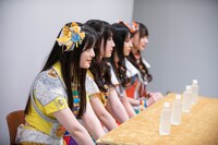 かしこまった様子の虹コン新メンバーたち。（撮影：音楽ナタリー編集部）