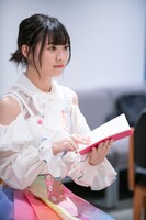 背筋を伸ばして取材する的場記者。（撮影：音楽ナタリー編集部）