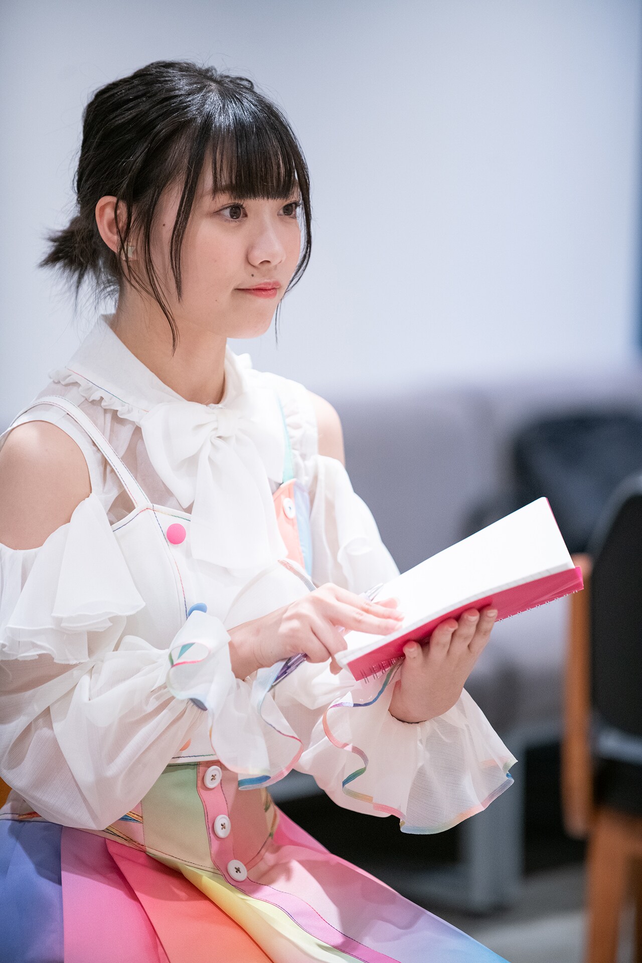 背筋を伸ばして取材する的場記者。（撮影：音楽ナタリー編集部）