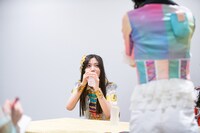 大塚望由が水を飲む瞬間を撮影する隈本記者。（撮影：音楽ナタリー編集部）