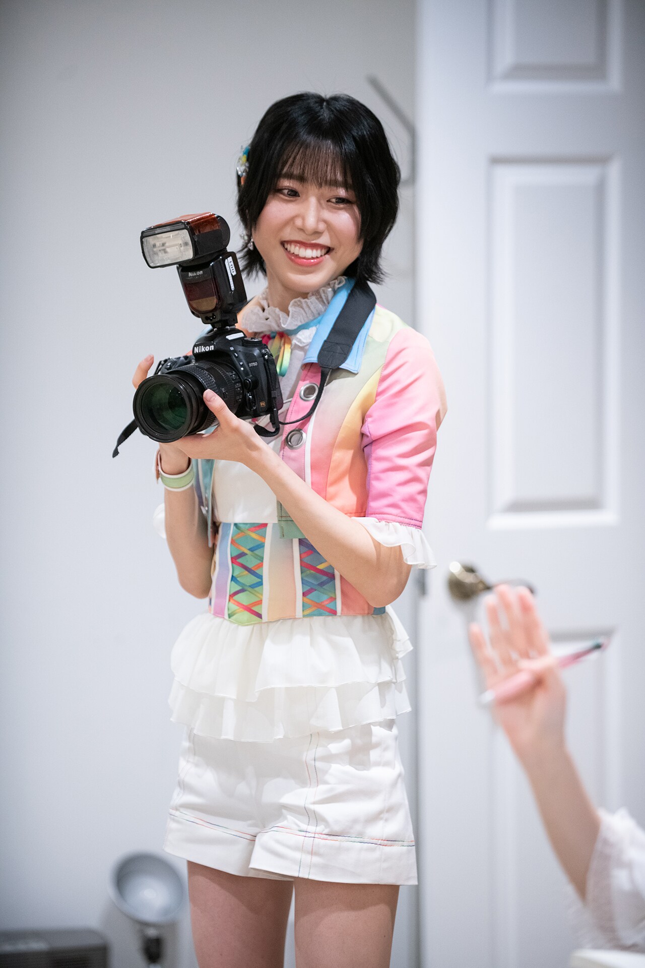 カメラを持つ隈本記者。（撮影：音楽ナタリー編集部）