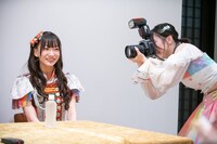 神田ジュナを真横から撮影する的場記者。（撮影：音楽ナタリー編集部）