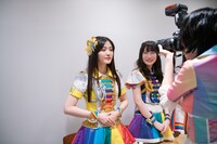 大塚望由を至近距離で撮影する隈本記者。（撮影：音楽ナタリー編集部）