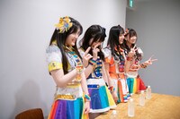 ぎこちないピースサインを掲げる虹コン新メンバーたち。（撮影：音楽ナタリー編集部）