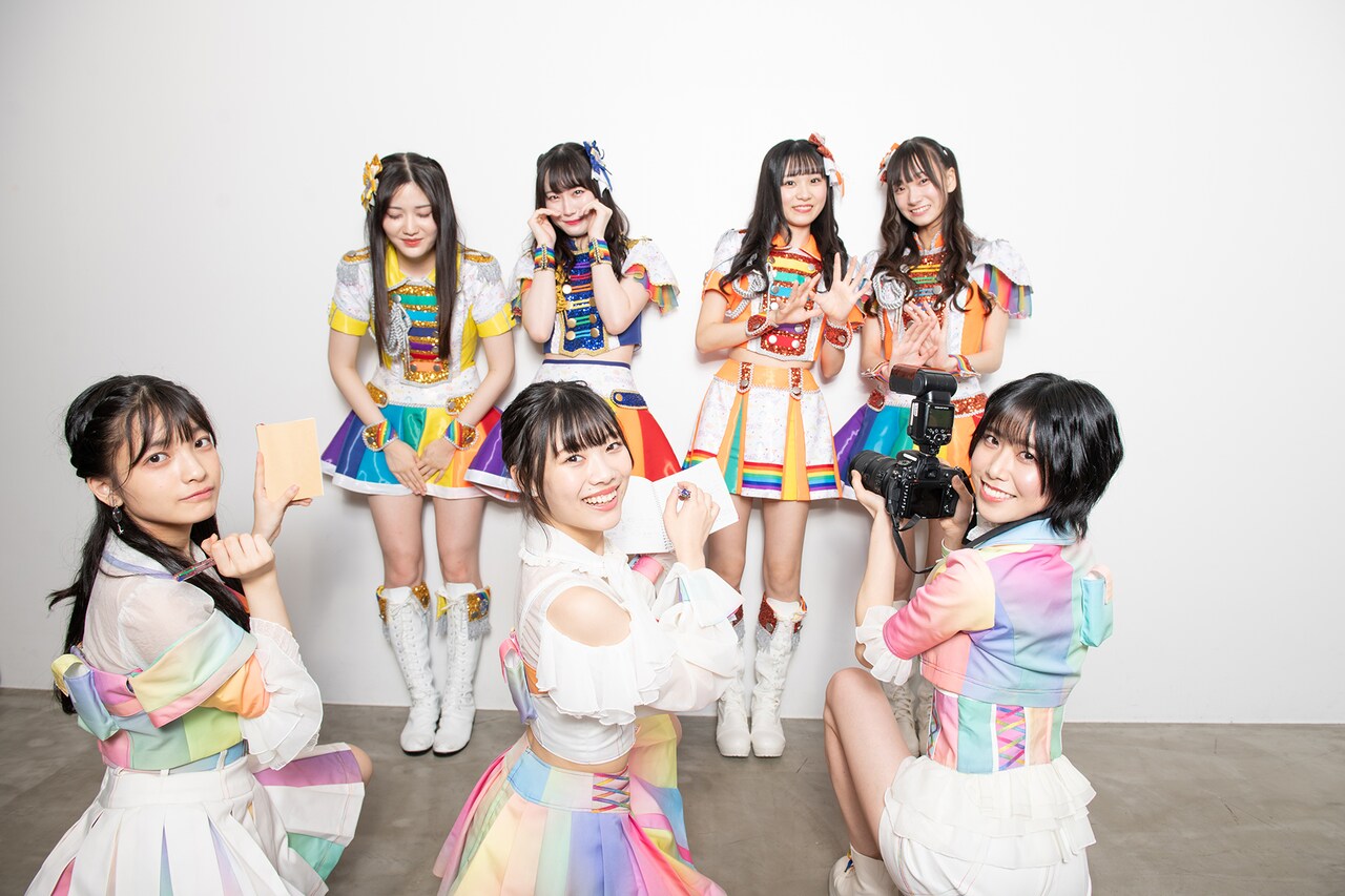 大塚望由、桐乃みゆ、石原愛梨沙、神田ジュナを追い詰める蛭田愛梨、的場華鈴、隈本茉莉奈。（撮影：音楽ナタリー編集部）