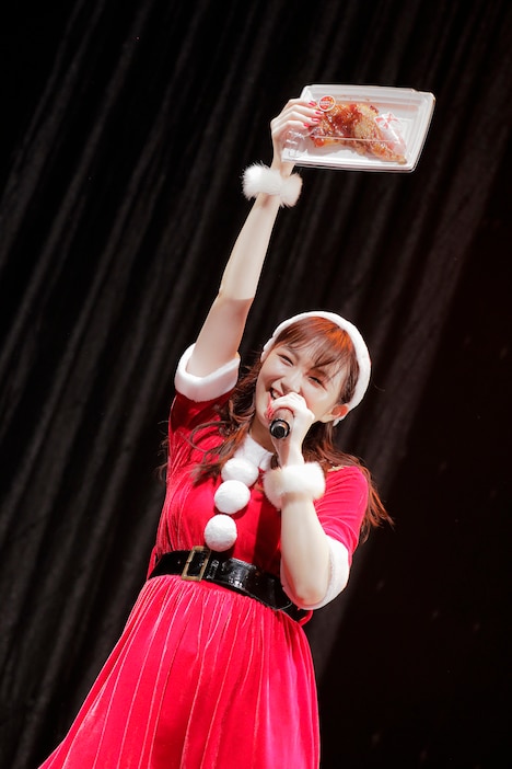 ローストチキンを持つ愛来。（撮影：塚田亮平）