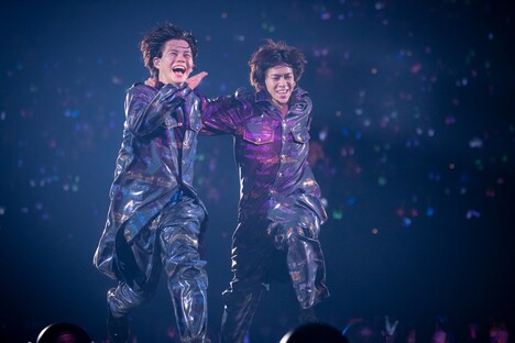 タカシに呼ばれ、花道を全力ダッシュしてステージに戻るカイとリョウガ。