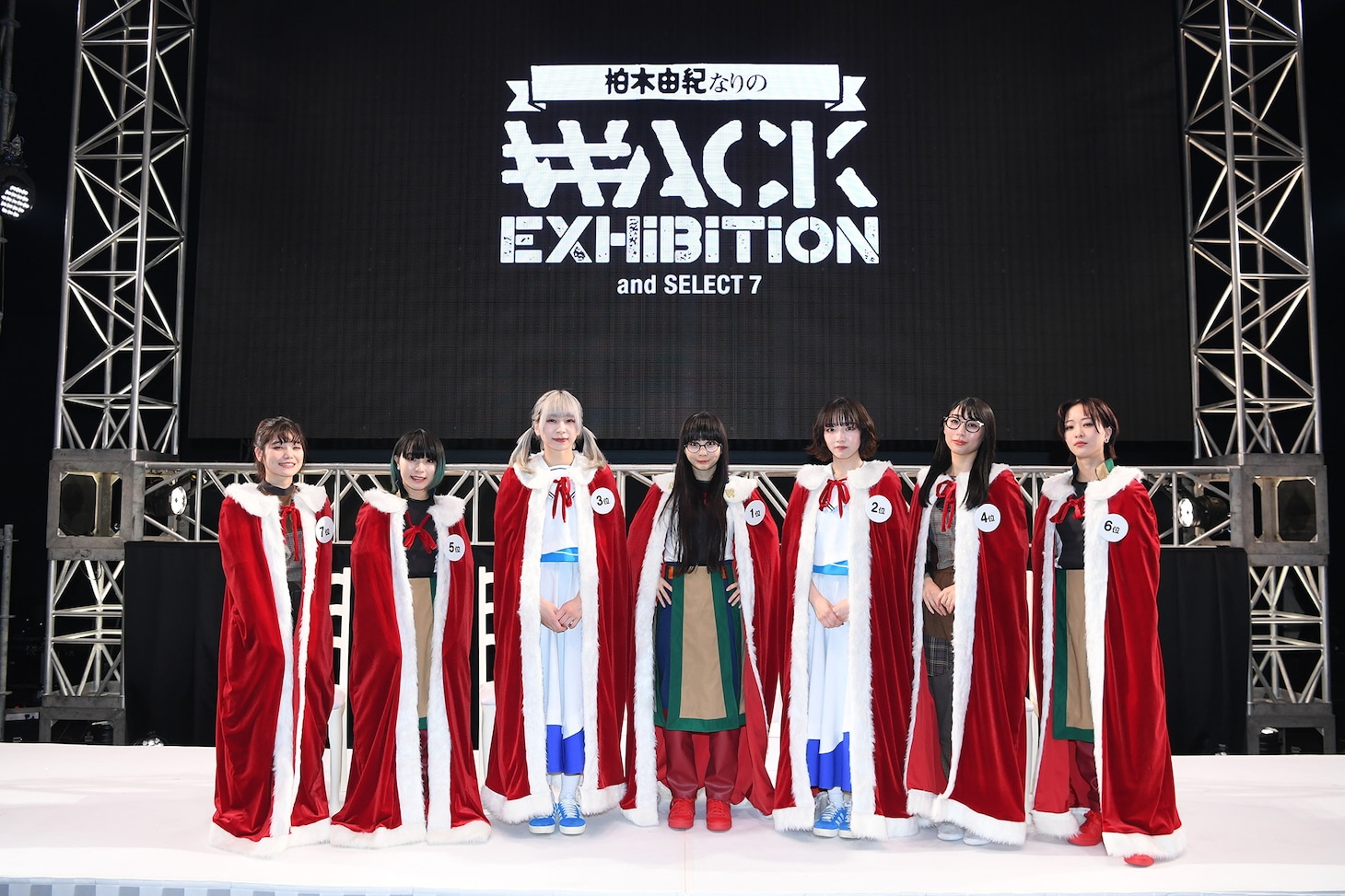 左から柏木由紀、セントチヒロ・チッチ、ヤママチミキ、テラシマユウカ、ユイ・ガ・ドクソン、月ノウサギ、ハシヤスメ・アツコ、ユメノユア。