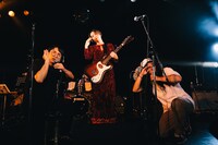 片想い。左から片岡シン（Vo, 三線）、オラリー（Vo）、MC.sirafu（G, Key, Tp）。