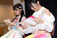 質問事項をノートにまとめる蛭田記者（左）、的場記者（右）。（撮影・キャプション：隈本茉莉奈）