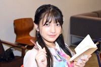 新品のノートとペンを手にした蛭田記者。（撮影・キャプション：隈本茉莉奈）