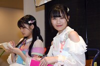 カメラに気付き不敵な笑みを浮かべる的場記者。（撮影・キャプション：隈本茉莉奈）